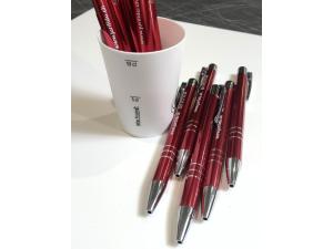 Stylo bille rouge en aluminium avec marquage par gravue laser sur le corps du produit pour JuriFidu � lausanne